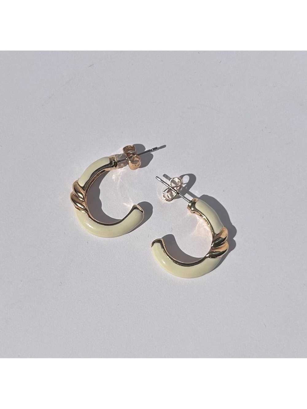 Vintage Jewelry - 80s Gold Tone and Cream Enamel Hoop - Pierced Earrings